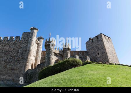 10 maggio 2018, Ponferrada, Castiglia e LeÃ³n, Spagna: Ponferrada, Spagna: cancello d'ingresso del Castillo de los Templarios. Il castello dei Templari è un punto di riferimento significativo sulla via di San Giacomo del Camino FrancÃ. La città fu donata all'ordine dei Templari da re Ferdinando II di LeÃ³n nel XII secolo per proteggere i pellegrini che passarono attraverso El Bierzo in pellegrinaggio a Santiago de Compostela. (Immagine di credito: © Paul Christian Gordon/ZUMA Wire) Foto Stock