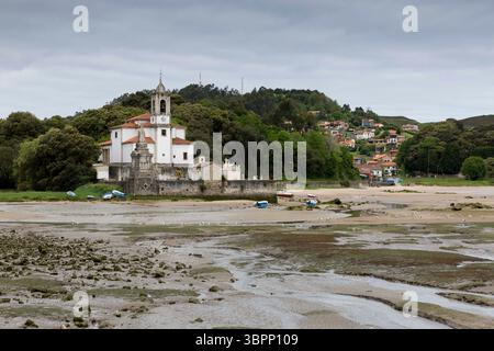 16 maggio 2018, Barro, Asturie, Spagna: Bassa marea lungo il fiume Barro con la Chiesa di Nuestra SeÃ±ora de los Dolores de Barro e il vicino villaggio di Niembru. Barro si trova lungo il Camino del Norte, un percorso meno frequentato della via di San Giacomo lungo la costa settentrionale della Spagna. Il pellegrinaggio storico inizia a IrÃºn, Paesi Baschi, e termina a Santiago de Compostela, Galizia. (Immagine di credito: © Paul Christian Gordon/ZUMA Wire) Foto Stock