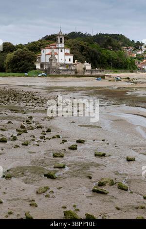 16 maggio 2018, Barro, Asturie, Spagna: Bassa marea lungo il fiume Barro con la Chiesa di Nuestra SeÃ±ora de los Dolores de Barro e il vicino villaggio di Niembru. Barro si trova lungo il Camino del Norte, un percorso meno frequentato della via di San Giacomo lungo la costa settentrionale della Spagna. Il pellegrinaggio storico inizia a IrÃºn, Paesi Baschi, e termina a Santiago de Compostela, Galizia. (Immagine di credito: © Paul Christian Gordon/ZUMA Wire) Foto Stock