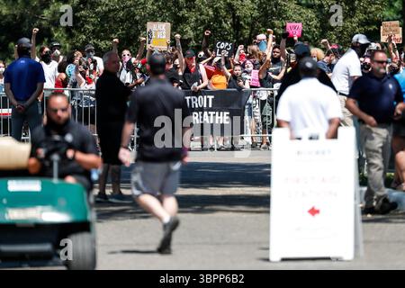 5 luglio 2020, Detroit, mi, Stati Uniti: Detroit respirerà i manifestanti cantano Black Lives Matter durante il quarto round del torneo di golf Rocket Mortgage Classic domenica 5 luglio 2020 fuori dal Detroit Golf Club di Detroit. (Immagine di credito: © TNS via cavo ZUMA) Foto Stock