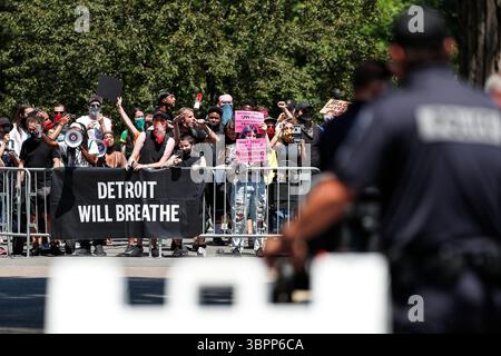 5 luglio 2020, Detroit, mi, Stati Uniti: Detroit respirerà i manifestanti cantano Black Lives Matter durante il quarto round del torneo di golf Rocket Mortgage Classic domenica 5 luglio 2020 fuori dal Detroit Golf Club di Detroit. (Immagine di credito: © TNS via cavo ZUMA) Foto Stock