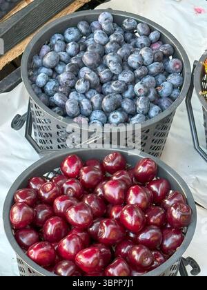 Bacche fresche nei cesti del mercato. Mirtilli, ciliegie. Foto Stock