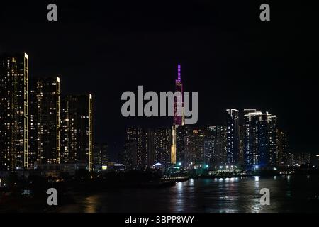Il fiume Saigon e lo skyline di ho chi Minh di notte, Vietnam Foto Stock
