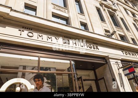 Negozio Tommy Hilfiger con logo del marchio e vetrina. Londra, Regno Unito, 11 maggio 2024 Foto Stock