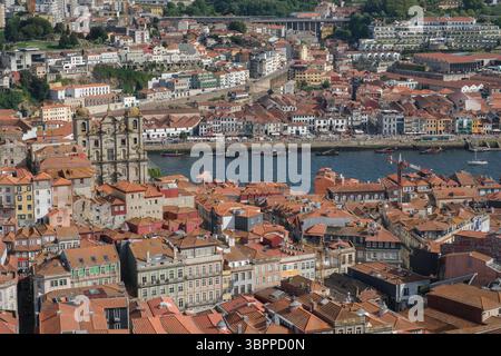 Panoramablick vom Clerigos-Turm: Die Dächer der Altstadt von Porto und Vila Nova de Gaia auf der gegenüber liegenden Seit des Douro. Ein stimmungsvolles Stadtbild zwischen Geschichte, Fluss und Wein. *** Vista panoramica dalla Torre dei Chierici: I tetti del centro storico di Porto e Vila Nova de Gaia sul lato opposto del Douro. Un suggestivo paesaggio urbano tra storia, fiume e vino. Portogallo GMS19545 Foto Stock
