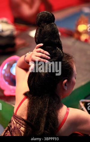 L'attrice Ketoprak Kelana Bhakti Budaya usando parrucche fanno preparazione prima del palco nel villaggio di Brayut. Foto Stock