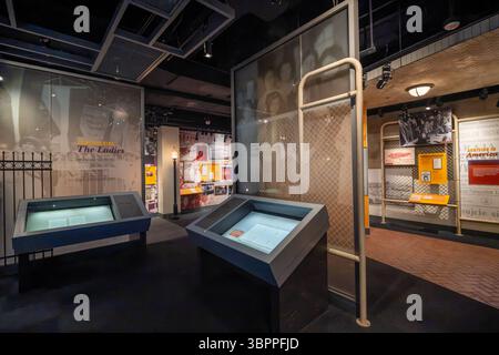 WASHINGTON DC - il National Archives Building ospita mostre dedicate al suffragio femminile e alla storia dell'immigrazione negli Stati Uniti. La National Archives and Records Administration conserva e fornisce l'accesso ai più importanti documenti storici della nazione, tra cui la dichiarazione di indipendenza, la Costituzione e la carta dei diritti. La mostra sul suffragio femminile mostra la lotta per i diritti di voto che culminò nel 19° emendamento, ratificato nel 1920. L'esposizione sull'immigrazione documenta la complessa storia della nazione in materia di migrazione e insediamento attraverso documenti storici, fotog Foto Stock