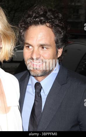 Mark Ruffalo e Sunrise Coigney alla proiezione di "Sympathy for Delicious" al Landmark's Sunshine Cinema di New York City - 25 aprile 2011 Foto Stock