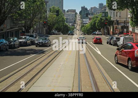San Francisco, California, Stati Uniti. 23 aprile 2019. California Street, un famoso percorso con percorsi pubblici visibili che mostrano gli storici della città Foto Stock
