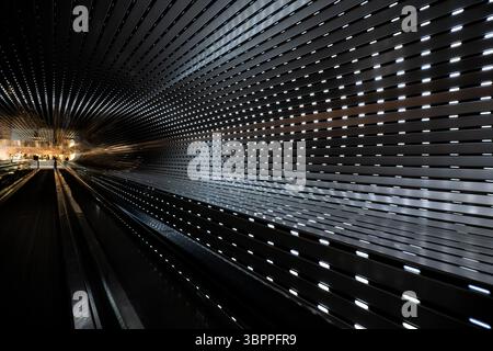 National Gallery of Art Multiverse Light Installation Washington DC // WASHINGTON DC — Multiverse, un'installazione di luci a LED su larga scala dell'artista americano Leo Villareal, illumina la passerella Concourse lunga 200 metri che collega gli edifici est e ovest della National Gallery of Art Creata nel 2008, la grafica coinvolgente include circa 41.000 nodi LED programmati dal computer disposti in più fili che creano schemi di luce in continuo cambiamento. La sofisticata programmazione dell'installazione incorpora sia sequenze predeterminate che elementi casuali, garantendo ai visitatori di rado la possibilità di espandersi Foto Stock