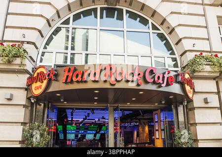 Ingresso all'Hard Rock Cafe con logo alla chitarra neon. Londra, Regno Unito, 11 maggio 2024 Foto Stock