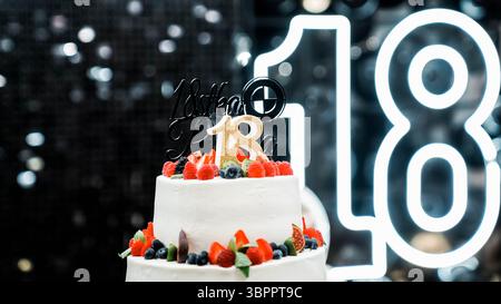 Torta di compleanno decorata con fragole. Buon diciottesimo compleanno! Foto Stock