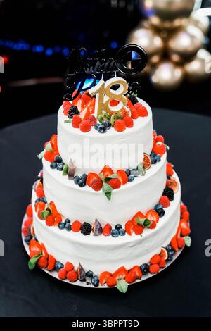 Torta di compleanno decorata con fragole. Buon diciottesimo compleanno! Foto Stock