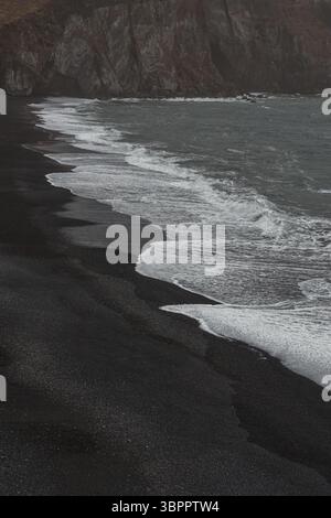 Spiaggia di sabbia nera e wawes di reynisfjara, Islanda Foto Stock
