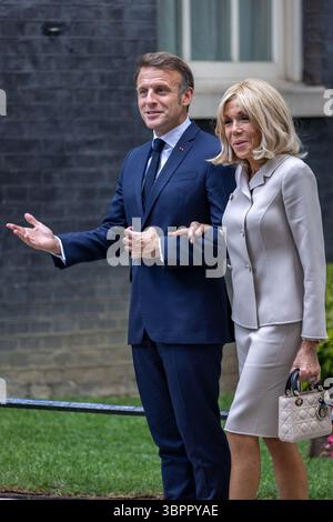 Londra, Regno Unito. 9 luglio 2025. Il presidente francese Emmanuel Macron e la First Lady Brigitte Macron sono accolti al 10 di Downing Street dal primo ministro britannico Sir Keir Starmer e da sua moglie Victoria Starmer. L’incontro arriva durante la visita di Stato del Presidente Macron nel Regno Unito, volta a rafforzare i legami diplomatici e bilaterali tra le due nazioni. Credito: Abdullah Bailey/Alamy Live News Foto Stock