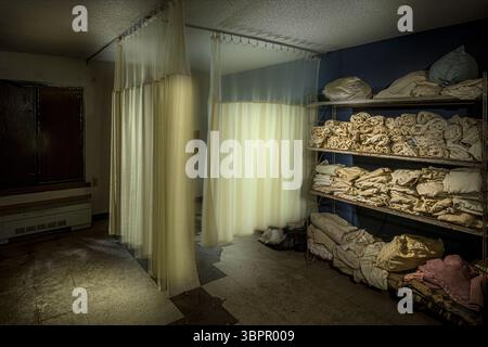 Tende luminose nella stanza del paziente , ospedale abbandonato, Rockville Indiana USA Foto Stock