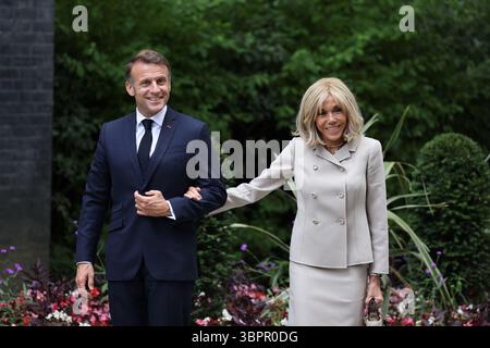 Londra 9 luglio 2025. Il Presidente Emmanuel Macron e la First Lady Brigitte Macron arrivarono al numero 10 di Downing Street . Sono stati accolti calorosamente dal primo ministro Sir Keir Starmer e da sua moglie Victoria Starmer. Crediti: Anfisa Polyushkevych/Alamy Live News Foto Stock
