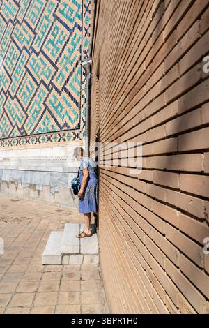Samarcanda, Uzbekistan - 28 maggio 2025: Una vecchia donna europea in un luogo storico Foto Stock