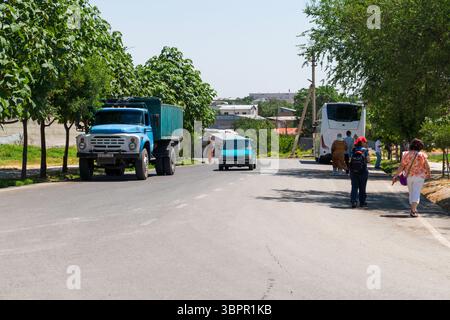 Samarcanda, Uzbekistan - 28 maggio 2025: Vita quotidiana e traffico nei bassifondi di Samarcanda Foto Stock