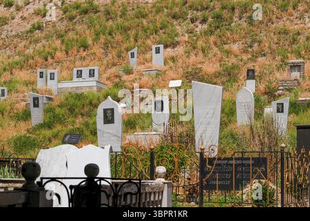 Samarcanda, Uzbekistan - 28 maggio 2025: Cimitero locale a pochi passi da Shah-i-Zinda (viale dei mausolei) Foto Stock