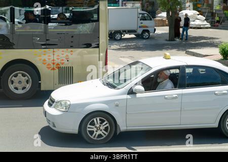 Samarcanda, Uzbekistan - 28 maggio 2025: Tassista uzbeko nel traffico Foto Stock