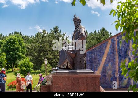 Samarcanda, Uzbekistan - 28 maggio 2025: Statua di Ulugh Beg all'Osservatorio di Ulugh Beg Foto Stock