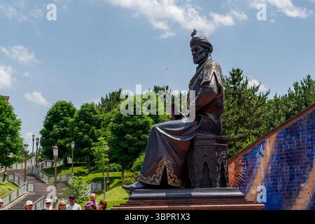Samarcanda, Uzbekistan - 28 maggio 2025: Statua di Ulugh Beg all'Osservatorio di Ulugh Beg Foto Stock