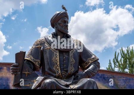 Samarcanda, Uzbekistan - 28 maggio 2025: Statua di Ulugh Beg all'Osservatorio di Ulugh Beg Foto Stock