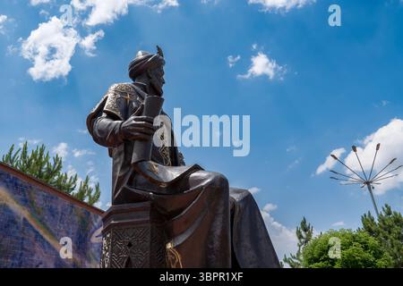 Samarcanda, Uzbekistan - 28 maggio 2025: Statua di Ulugh Beg all'Osservatorio di Ulugh Beg Foto Stock