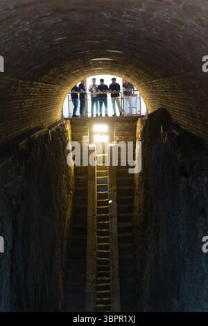 Samarcanda, Uzbekistan - 28 maggio 2025: Le scale sotterranee dell'Osservatorio Ulugh Beg con turisti Foto Stock