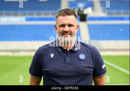 9 luglio 2025, Baden-Württemberg, Karlsruhe: Calcio: Bundesliga 2, Karlsruher SC sessione fotografica al BBBank Wildpark. Zlatan Bajramovic, co-allenatore. Foto: Uli Deck/dpa Foto Stock
