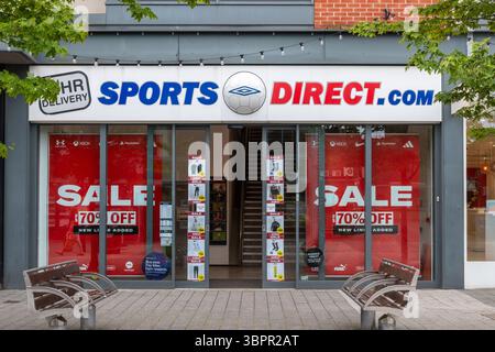Negozio Sports Direct a Camberley, Surrey, Inghilterra, Regno Unito, con vendita su Foto Stock