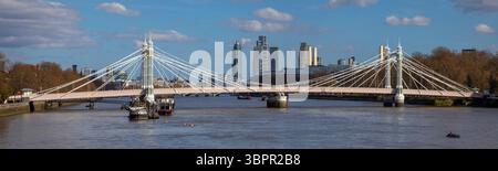 Vista panoramica dello storico Albert Bridge che si estende sul Tamigi a Londra, Regno Unito. Foto Stock