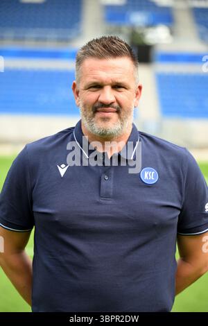 9 luglio 2025, Baden-Württemberg, Karlsruhe: Calcio: Bundesliga 2, Karlsruher SC sessione fotografica al BBBank Wildpark. Zlatan Bajramovic, co-allenatore. Foto: Uli Deck/dpa Foto Stock