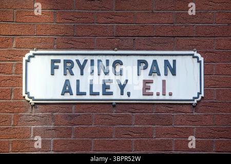 Un cartello stradale per Frying Pan Alley a Londra, Regno Unito. Foto Stock