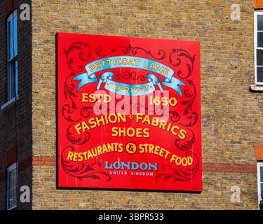 Londra, Regno Unito - 27 marzo 2025: Un cartello presso lo storico mercato di Petticoat Lane nella zona Spitalfields di East London, Regno Unito. Foto Stock