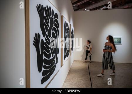 Londra, Regno Unito. 9 luglio 2025. Untitled, 2020-21, dalla serie Sonhíferas, di Solange Pessoa - More Than Human at the Design Museum - la mostra esplora come possiamo progettare per un futuro più verde in collaborazione con il mondo naturale di fronte alla crisi climatica. Presenta oltre 140 opere che spaziano da pratiche contemporanee e tradizionali, belle arti, design di prodotti, architettura e installazioni interattive di oltre 50 artisti, designer, architetti e ricercatori partecipanti. Si svolge dall'11 luglio al 5 ottobre 2025. Crediti: Guy Bell/Alamy Live News Foto Stock