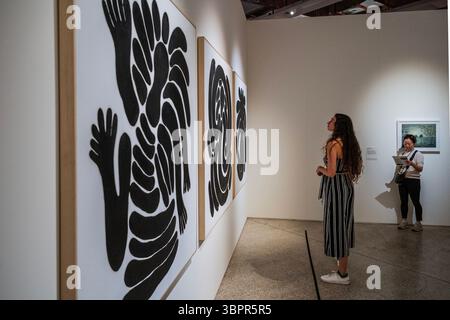 Londra, Regno Unito. 9 luglio 2025. Untitled, 2020-21, dalla serie Sonhíferas, di Solange Pessoa - More Than Human at the Design Museum - la mostra esplora come possiamo progettare per un futuro più verde in collaborazione con il mondo naturale di fronte alla crisi climatica. Presenta oltre 140 opere che spaziano da pratiche contemporanee e tradizionali, belle arti, design di prodotti, architettura e installazioni interattive di oltre 50 artisti, designer, architetti e ricercatori partecipanti. Si svolge dall'11 luglio al 5 ottobre 2025. Crediti: Guy Bell/Alamy Live News Foto Stock