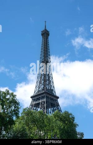 Torre Eiffel di Parigi, iconica Parigi, punto di riferimento della Francia contro cieli blu Foto Stock