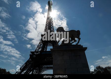 Parigi, Francia - 6 maggio 2025: Sagoma del maresciallo Joffre, un generale francese, statua e la Torre Eiffel sullo sfondo, scintillio stellare. Foto Stock