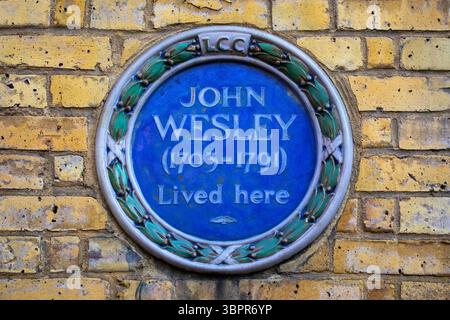 Londra, Regno Unito - 3 aprile 2025: Una targa blu all'esterno della Wesley's House sulla City Road a Londra, Regno Unito, che commemora lo storico chierico, teologo e.. Foto Stock