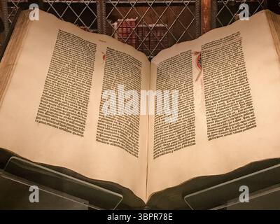 NYC, New York - 14 febbraio 2019: La Bibbia di Gutenberg in mostra nella JP Morgan Library Foto Stock