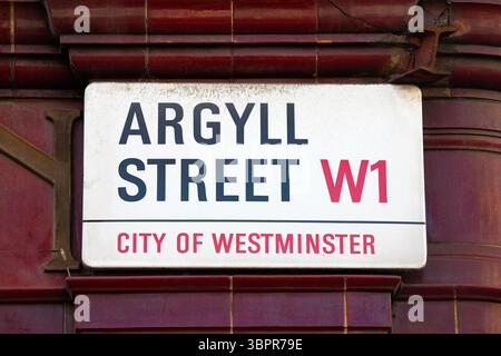 Londra, Regno Unito - 3 aprile 2025: Cartello stradale per Argyll Street nel centro di Londra, Regno Unito. Foto Stock