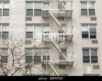 Facciate esterne di edifici rustici a New York City Foto Stock
