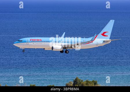 Neos Boeing 737-800 Flugzeug Flughafen Rhodos a Griechenland Rhodos, Griechenland - 1. Juni 2025: Ein Boeing 737-800 Flugzeug der Neos mit dem Kennzeichen ei-HIL auf dem Flughafen Rhodos, Griechenland. *** Neos Boeing 737 800 Aircraft Aeroporto di Rodi in Grecia Rodi, Grecia 1 giugno 2025 Un aeromobile Neos Boeing 737 800 con registrazione EI HIL presso l'aeroporto di Rodi, Grecia Foto Stock