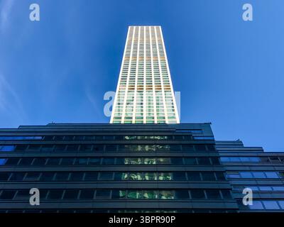 Manhattan, New York - 15 febbraio 2019: Grattacielo residenziale 432 Park Avenue lungo Central Park Foto Stock