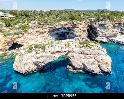 Felsentor es Pontas bei Cala Santanyi auf der Insel Mallorca im Mittelmeer Reise in spagnolo Santanyi, spagnolo - 26. Mai 2025: Felsentor es Pontas bei Cala Santanyi auf der Insel Mallorca im Mittelmeer Reise a Santanyi, Spanien. *** Rock Gate es Pontas vicino a Cala Santanyi sull'isola di Maiorca nel Mar Mediterraneo viaggi in Spagna Santanyi, Spagna 26 maggio 2025 Rock Gate es Pontas vicino a Cala Santanyi sull'isola di Maiorca nel Mar Mediterraneo viaggi a Santanyi, Spagna Foto Stock
