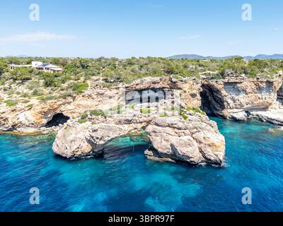 Felsentor es Pontas bei Cala Santanyi auf der Insel Mallorca im Mittelmeer Reise in spagnolo Santanyi, spagnolo - 26. Mai 2025: Felsentor es Pontas bei Cala Santanyi auf der Insel Mallorca im Mittelmeer Reise a Santanyi, Spanien. *** Rock Gate es Pontas vicino a Cala Santanyi sull'isola di Maiorca nel Mar Mediterraneo viaggi in Spagna Santanyi, Spagna 26 maggio 2025 Rock Gate es Pontas vicino a Cala Santanyi sull'isola di Maiorca nel Mar Mediterraneo viaggi a Santanyi, Spagna Foto Stock