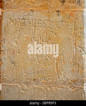 Grafitti graffiato su una parete interna della chiesa di San Giorgio, Thriplow. Foto Stock