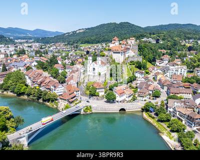 Aarburg Stadt am Fluss Aare mit Kirche und Festung Luftbild von oben in der Schweiz Aarburg, Schweiz - 17. Giugno 2025: Aarburg Stadt am Fluss Aare mit Kirche und Festung Luftbild von oben ad Aarburg, Schweiz. *** Città di Aarburg sul fiume Aare con chiesa e fortezza vista aerea dall'alto in Svizzera Aarburg, Svizzera 17 giugno 2025 città di Aarburg sul fiume Aare con chiesa e fortezza vista aerea dall'alto ad Aarburg, Svizzera Foto Stock